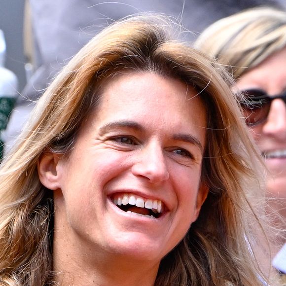 “Quelques sorties avec les enfants , donc sport, vélo dans la forêt, balade avec les chiennes…”,  explique-t-elle

Amélie Mauresmo (Directrice de Roland Garros) - Célébrités dans les tribunes des Internationaux de France de tennis de Roland Garros 2024 à Paris le 6 juin 2024. Chryslene Caillaud / Panoramic / Bestimage