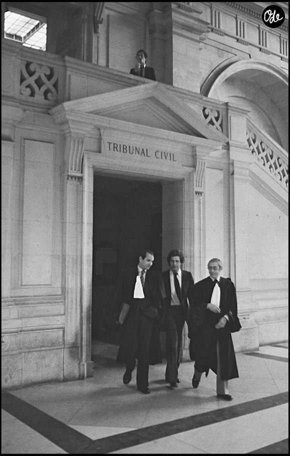 Notamment grâce au soutien de son entourage et leurs témoignages permettant d’attester de ses qualités de père.

JOE DASSIN ET SA FEMME CHRISTINE AU TRIBUNAL APRES LEUR DIVORCE. ASLAN / BESTIMAGE