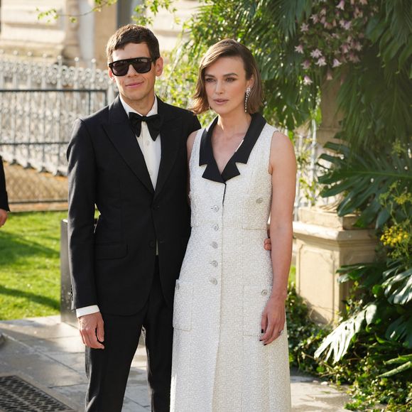Keira Knightley est arrivée au bras de James Righton, fidèle à l’élégance intemporelle de la maison Chanel. 

James Righton et Keira Knightley assistant au Bal d’Été au Musée des Arts Décoratifs le 6 juillet 2025 à Paris, France. @ Lucia Sabatelli / Bestimage