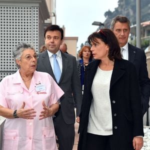Exclusif - La princesse Stéphanie de Monaco, Stéphane Valeri, conseiller pour les affaires sociales de Monaco et Philippe Narmino - La princesse Stéphanie de Monaco a participé à la traditionnelle remise des cadeaux de Noël aux patients du service de spécialités médicales du docteur Christophe Robino au Centre Hospitalier Princesse Grace de Monaco, le 18 décembre 2015, aidée par les bénévoles de la Croix Rouge monégasque. © Bruno Bébert/Bestimage
