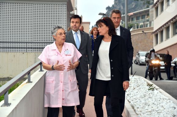 Exclusif - La princesse Stéphanie de Monaco, Stéphane Valeri, conseiller pour les affaires sociales de Monaco et Philippe Narmino - La princesse Stéphanie de Monaco a participé à la traditionnelle remise des cadeaux de Noël aux patients du service de spécialités médicales du docteur Christophe Robino au Centre Hospitalier Princesse Grace de Monaco, le 18 décembre 2015, aidée par les bénévoles de la Croix Rouge monégasque. © Bruno Bébert/Bestimage