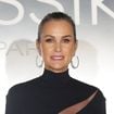 Laeticia Hallyday de retour à Paris : un grand sourire aux lèvres, elle est le premier soutien de son compagnon Serge Varsano