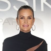 Laeticia Hallyday de retour à Paris : un grand sourire aux lèvres, elle est le premier soutien de son compagnon Serge Varsano