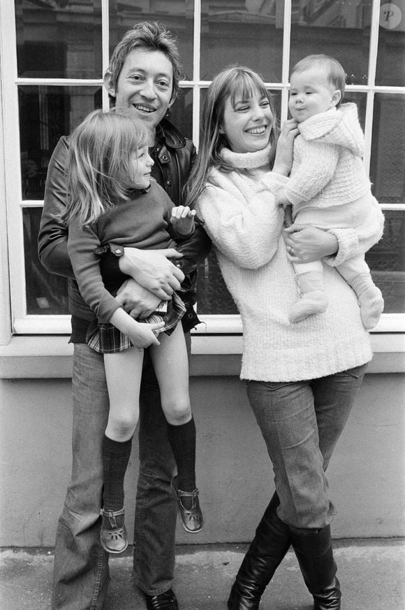 Jane Birkin et Serge Gainsbourg avec leur famille, Kate Barry (issue du premier mariage de Jane) et Charlotte Gainsbourg, à Paris, France, le dimanche 7 mai 1972.  

©Bestimage