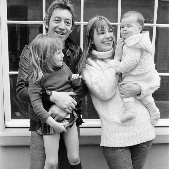 Jane Birkin et Serge Gainsbourg avec leur famille, Kate Barry (issue du premier mariage de Jane) et Charlotte Gainsbourg, à Paris, France, le dimanche 7 mai 1972.  

©Bestimage