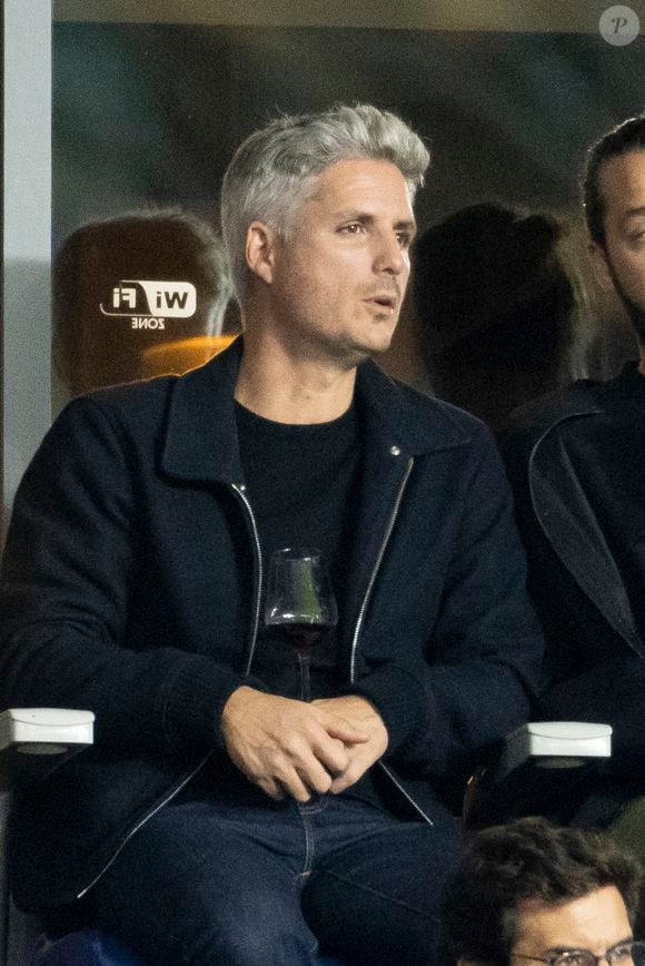 Pour tenir le rythme, Jean-Baptiste Boursier a adapté son mode de vie alimentaire.

Jean-Baptiste Boursier dans les tribunes lors de la demi-finale de la Coupe du Monde de Rugby opposant l'Argentine à la Nouvelle Zélande (6 - 44) au Stade de France à Saint-Denis, France, le 20 octobre 2023. © Cyril Moreau/Bestimage