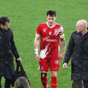 Louis Ducruet sort du terrain blessé - Sixième édition de la Fight Aids Cup, un match de football caritatif au stade Louis II à Monaco, le 25 janvier 2026, qui oppose l'équipe du Cirque FC de la princesse Stéphanie et les Barbagiuans du prince Albert. Ce match de charité a pour but de soutenir Fight Aids Monaco, association qui lutte contre le virus du VIH, soutenue par l'AS Monaco, et dont la princesse Stéphanie en est la présidente. Dans l'équipe du prince, il y a notamment Charles Leclerc, Youri Djorkaeff, en capitaine Louis Ducruet et Ludovic Giuly en coach heureux car son équipe a remporté la rencontre aux pénalties et malgré la présence de Christian Karembeu ou d'Andriy Chevtchenko venus en renfort dans l'équipe du cirque. C'est la princesse Stéphanie qui a donné le coup d'envoi au côté de Paul Pogba. © Dylan Meiffret / Nice Matin / Bestimage