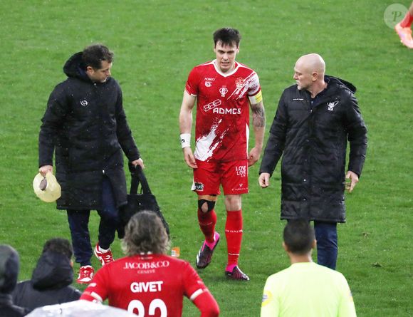 Louis Ducruet sort du terrain blessé - Sixième édition de la Fight Aids Cup, un match de football caritatif au stade Louis II à Monaco, le 25 janvier 2026, qui oppose l'équipe du Cirque FC de la princesse Stéphanie et les Barbagiuans du prince Albert. Ce match de charité a pour but de soutenir Fight Aids Monaco, association qui lutte contre le virus du VIH, soutenue par l'AS Monaco, et dont la princesse Stéphanie en est la présidente. Dans l'équipe du prince, il y a notamment Charles Leclerc, Youri Djorkaeff, en capitaine Louis Ducruet et Ludovic Giuly en coach heureux car son équipe a remporté la rencontre aux pénalties et malgré la présence de Christian Karembeu ou d'Andriy Chevtchenko venus en renfort dans l'équipe du cirque. C'est la princesse Stéphanie qui a donné le coup d'envoi au côté de Paul Pogba. © Dylan Meiffret / Nice Matin / Bestimage