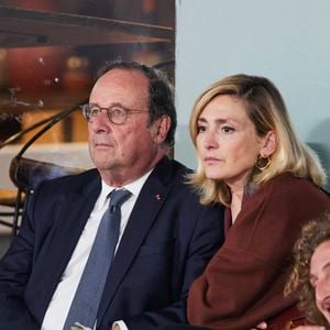 François Hollande et Julie Gayet assistent au match opposant C. Alcaraz à S. Tsitsipas lors des Internationaux de France de tennis de Roland Garros 2024 à Paris, le 4 juin 2024.

Photo : Jacovides-Moreau/Bestimage