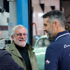 Dominique Chapatte tourne l'émission "Turbo" (M6) à la carrosserie Esquisse Riders à Izon près de Bordeaux, aux côtés d'Alex Bouchon et Etienne Bruet, le 23 octobre 2023. 
© Marc de Tienda / Panoramic / Bestimage