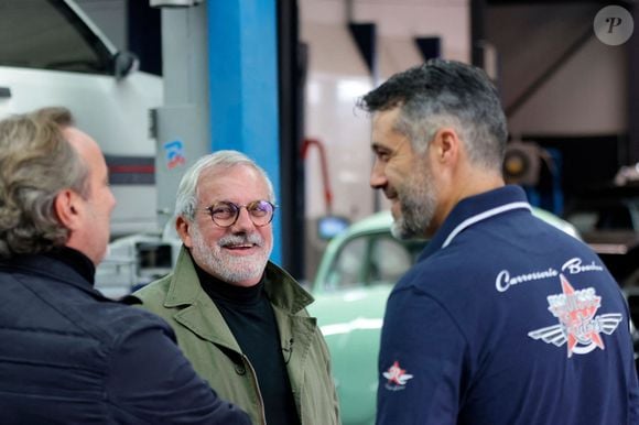 Dominique Chapatte tourne l'émission "Turbo" (M6) à la carrosserie Esquisse Riders à Izon près de Bordeaux, aux côtés d'Alex Bouchon et Etienne Bruet, le 23 octobre 2023. 
© Marc de Tienda / Panoramic / Bestimage