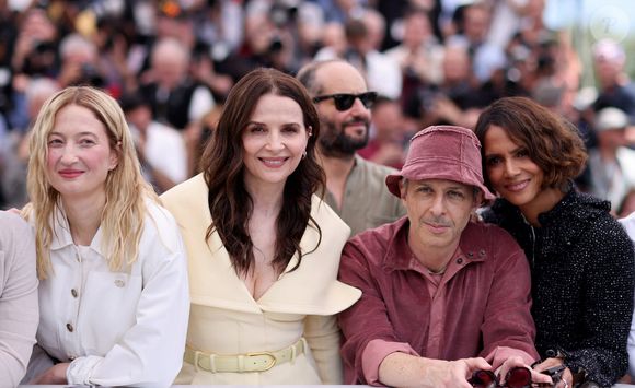 Alba Rohrwacher, Juliette Binoche, présidente du jury, Jérémy Strong, Halle Berry - Photocall du jury des longs métrages lors du 78ème Festival International du Film de Cannes, le 13 mai 2025. 
© Jacovides / Moreau / Bestimage