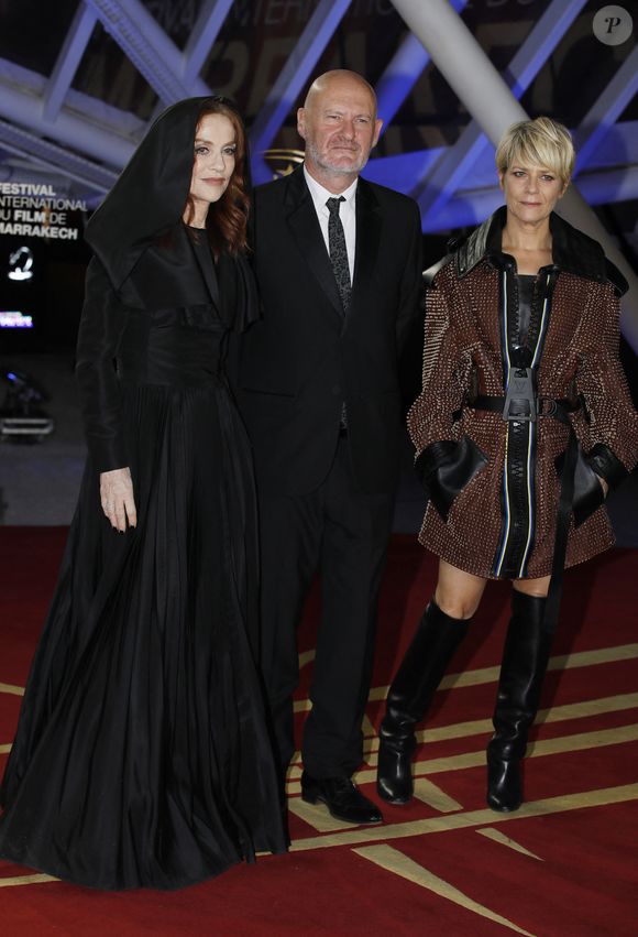 Isabelle Huppert, Jean-Paul Salomé et Marina Foïs au photocall lors de la 19ème édition du festival international du film de Marrakech le 14 novembre 2022.

© Denis Guignebourg / Bestimage