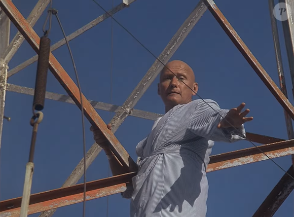 Connu pour ses nombreux seconds rôles, il s’était imposé comme une figure marquante du cinéma grâce à des personnages autoritaires et souvent intimidants. 

James Tolkan. YouTube