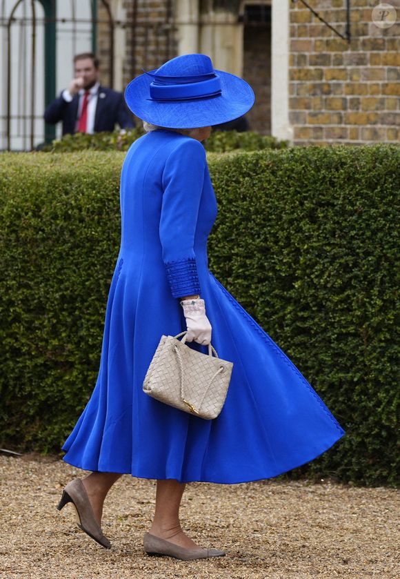 La reine Camilla a choisi un ensemble bleu électrique. 

La reine Camilla avant l'arrivée du président américain Donald Trump et de la première dame Melania Trump au château de Windsor à Windsor, Berkshire, Angleterre, Royaume-Uni, le 17 septembre 2025, au premier jour de leur deuxième visite d'État au Royaume-Uni.  © Chown Aaron/PA Photos/ABACA
