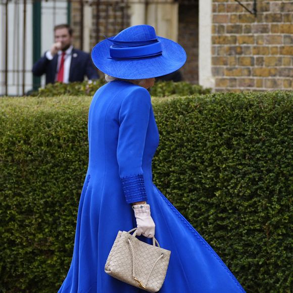 La reine Camilla a choisi un ensemble bleu électrique. 

La reine Camilla avant l'arrivée du président américain Donald Trump et de la première dame Melania Trump au château de Windsor à Windsor, Berkshire, Angleterre, Royaume-Uni, le 17 septembre 2025, au premier jour de leur deuxième visite d'État au Royaume-Uni.  © Chown Aaron/PA Photos/ABACA