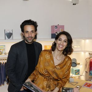 Le soutien de son mari l'a énormément aidée.

Exclusif - Laurie Cholewa et son mari Greg Levy - Séance de dédicace du premier album jeunesse de Laurie Cholewa, "Rose, Niels, et le Poupounou dans la jungle" à la boutique Bonton Grenelle, Paris. © Marc Ausset-Lacroix/Bestimage