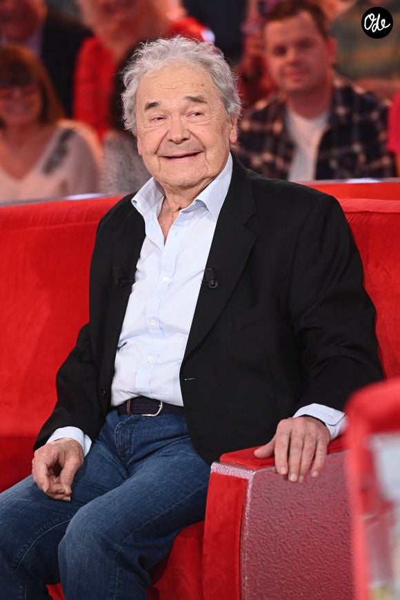 Ravi d’avoir pu passer ce joli moment avec les collégiens, Pierre Perret a écrit quelques mots sur son compte Instagram officiel à ce sujet ce dimanche 20 septembre 2026. C’est non sans une pointe d’humour qu’il s’est exprimé avec le cœur.

Exclusif - Pierre Perret lors de l'enregistrement de l'émission "Vivement dimanche" au studio Rive Gauche, présentée par M.Drucker avec une diffusion sur France 3 le 15 mars 2026, à Paris, France, le 4 mars 2026. © Guillaume Gaffiot/Bestimage