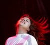 L’artiste vient en effet de créer son propre label, Secret Productions, tout en restant distribuée par Universal. 

Louane se produit sur la scène du festival "Printemps de Pérouges" au château de Saint-Maurice-de-Rémens (01 - France) le 28/06/2026. © Sandrine Thesillat/Psnewz/Bestimage