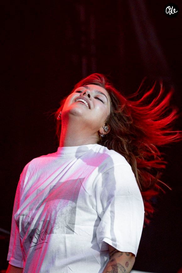 L’artiste vient en effet de créer son propre label, Secret Productions, tout en restant distribuée par Universal. 

Louane se produit sur la scène du festival "Printemps de Pérouges" au château de Saint-Maurice-de-Rémens (01 - France) le 28/06/2026. © Sandrine Thesillat/Psnewz/Bestimage