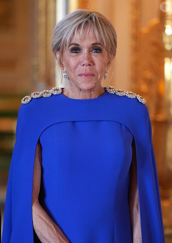 Enfin, elle souligne que le fameux chignon banane de Brigitte Macron reste sa signature, un équilibre entre flou et géométrie qui sublime son allure.

Le président Emmanuel Macron et sa femme Brigitte Macron lors d'un dîner d'état au chateau de Windsor avec le roi Charles III d'Angleterre et la reine consort Camilla le 8 juillet 2025.

© Aaron Chown/WPA-Pool / Julien Burton via Bestimage