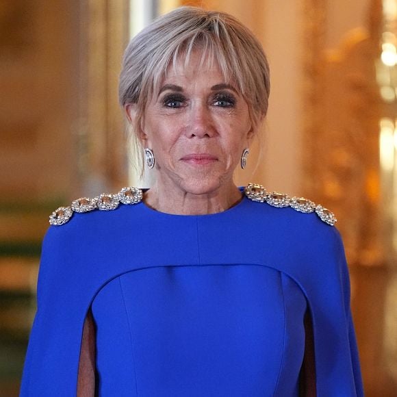 Enfin, elle souligne que le fameux chignon banane de Brigitte Macron reste sa signature, un équilibre entre flou et géométrie qui sublime son allure.

Le président Emmanuel Macron et sa femme Brigitte Macron lors d'un dîner d'état au chateau de Windsor avec le roi Charles III d'Angleterre et la reine consort Camilla le 8 juillet 2025.

© Aaron Chown/WPA-Pool / Julien Burton via Bestimage
