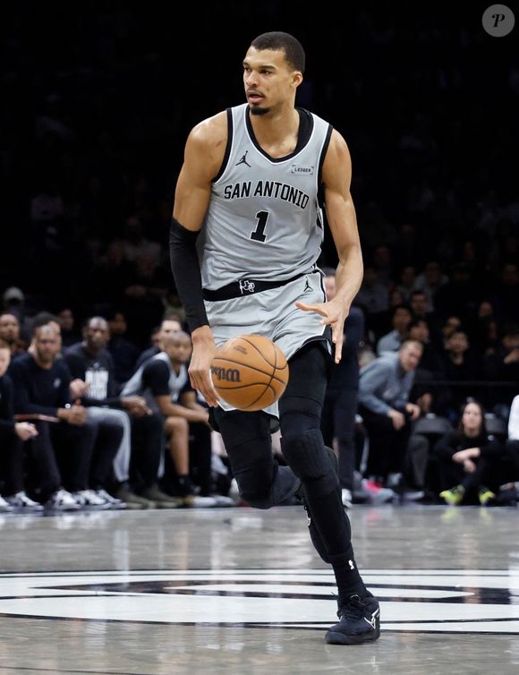 Il s'agit du basketteur Victor Wembanyama

Brooklyn, NY L'attaquant des San Antonio Spurs 7′ 5″ Victor Wembanyama sur le terrain contre les Brooklyn Nets au Barclays Center à Brooklyn, New York.

Photo : Victor Wembanyama