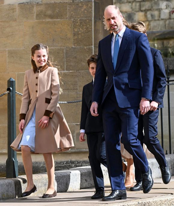 Le prince William, prince de Galles, et Catherine (Kate) Middleton, princesse de Galles, avec leurs enfants, le prince George de Galles, la princesse Charlotte de Galles, et le prince Louis de Galles - Les membres de la famille royale britannique assistent à l'office de Pâques à la chapelle Saint-Georges du château de Windsor, Royaume Uni, le 5 avril 2026. © Zak Hussein/Backgrid/Bestimage