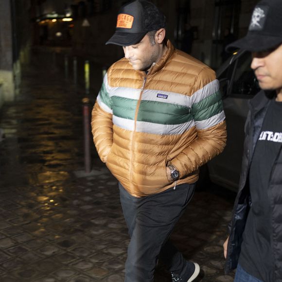 De son côté, l’entrepreneur et PDG du groupe The Parker portait une doudoune rayée orange, verte et blanche de Patagonia, un pantalon noir, des baskets et une casquette noire Chicago Music Excellence.

Lady Gaga et son fiancé Michael Polansky arrivent au restaurant "Laperouse" à Paris, le 15 novembre 2025.
© Yehiel Chekroune/Bestimage
