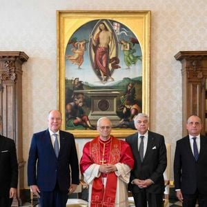 Le pape Léon XIV reçoit le prince Albert II de Monaco en audience pour parler de la paix, l'environnement et l'aide humanitaire, au palais apostolique au Vatican, le 17 janvier 2026. © Zuma Press/Bestimage