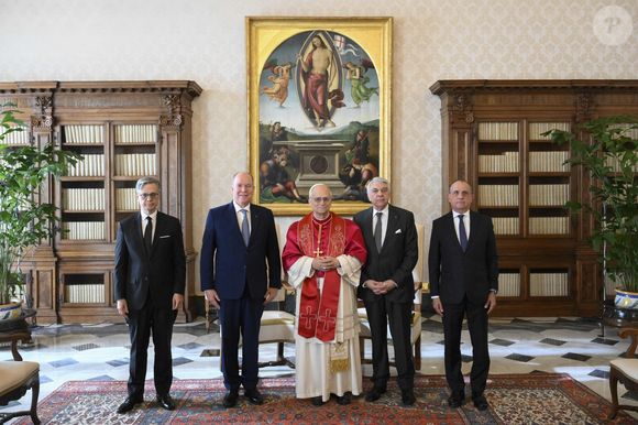 Le pape Léon XIV reçoit le prince Albert II de Monaco en audience pour parler de la paix, l'environnement et l'aide humanitaire, au palais apostolique au Vatican, le 17 janvier 2026. © Zuma Press/Bestimage