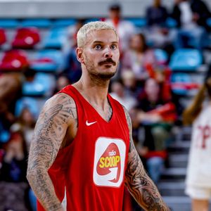 Matt Pokora (M.Pokora) lors d’un match de basket par équipes dans le cadre d’une animation Radio Scoop au Gymnase Mado Bonnet à Lyon le 26 octobre 2023. ©Bestimage