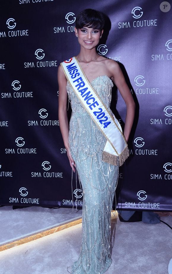 Exclusif - Eve Gilles (Miss France 2024) - Défilé de mode "Sima Couture" à Enghien le 5 novembre 2024. © Rachid Bellak/Bestimage