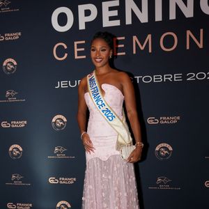 Angélique Angarni-Filopon, miss France 2025 lors de la cérémonie d'ouverture du Qatar Prix de l'Arc de Triomphe au Pré Catelan le 2 octobre 2025.

© Anne-Sophie Guebey / Bestimage