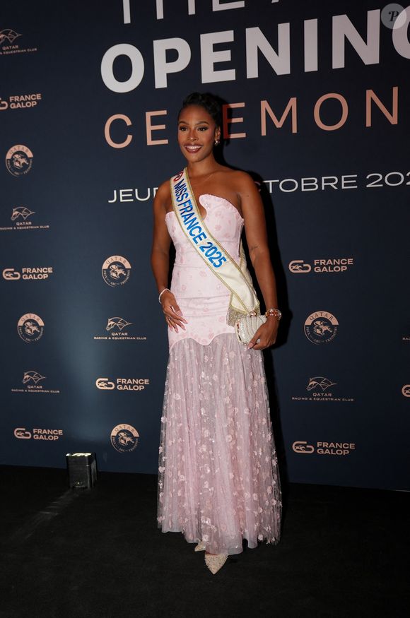 Angélique Angarni-Filopon, miss France 2025 lors de la cérémonie d'ouverture du Qatar Prix de l'Arc de Triomphe au Pré Catelan le 2 octobre 2025.

© Anne-Sophie Guebey / Bestimage