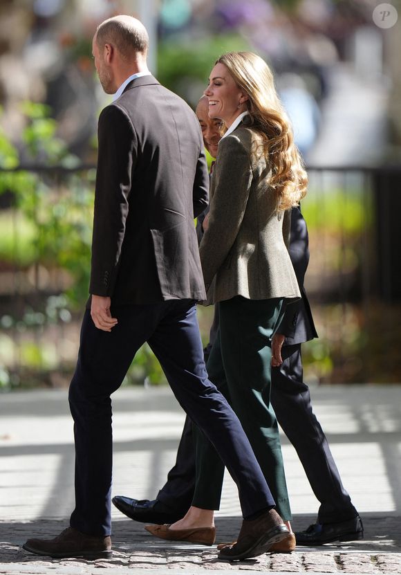 Le prince William, prince de Galles, et Catherine (Kate) Middleton, arborant des cheveux blonds, visitent les jardins, récemment transformés, du musée d'histoire naturelle à Londres, le 4 septembre 2025. (Julien Burton / Bestimage).