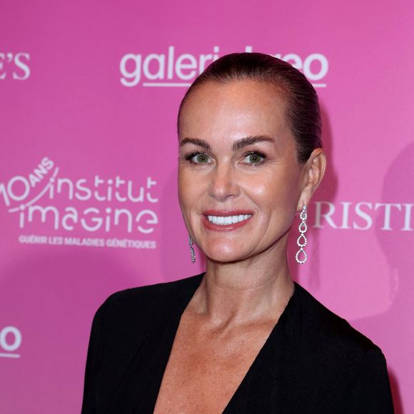 Laeticia Hallyday lors de la soirée de gala "Heroes for Imagine" qui a permis de récolter dix millions d'euros au profit de la recherche contre les maladies génétiques à Paris le 23 septembre 2024.
Depuis sa création en 2015, ce gala organisé tous les deux ans au cœur de l’Institut, propose à la vente des œuvres et des moments d’exception uniques pour soutenir les chercheurs et médecins de l’Institut Imagine, qui œuvrent au quotidien pour comprendre et guérir les maladies génétiques.
Cette vente caritative est fondamentale pour l’avenir d’Imagine. Elle permet d’accélérer ses grands projets stratégiques, de conforter son attractivité, et de répondre aux besoins de la recherche en termes d’équipements et de technologies de pointe, comme en recrutement de talents.
En quatre éditions, HEROES for Imagine a permis de lever plus de 22 millions d’euros.
Et 2024 est une année toute particulière pour l’Institut Imagine qui fête ses 10 ans mais aussi la cinquième édition d’Heroes, actuellement en pleine préparation !
"Grâce à Heroes, la recherche sur les maladies génétiques s'accélère, quels que soient les obstacles, au bénéfice des enfants malades et de leurs familles. Avec virtuosité et engagement, les chercheurs et les médecins de l'Institut Imagine, pratiquent la meilleure science d'aujourd'hui pour inventer la meilleure médecine de demain"

© Dominique Jacovides / Bestimage