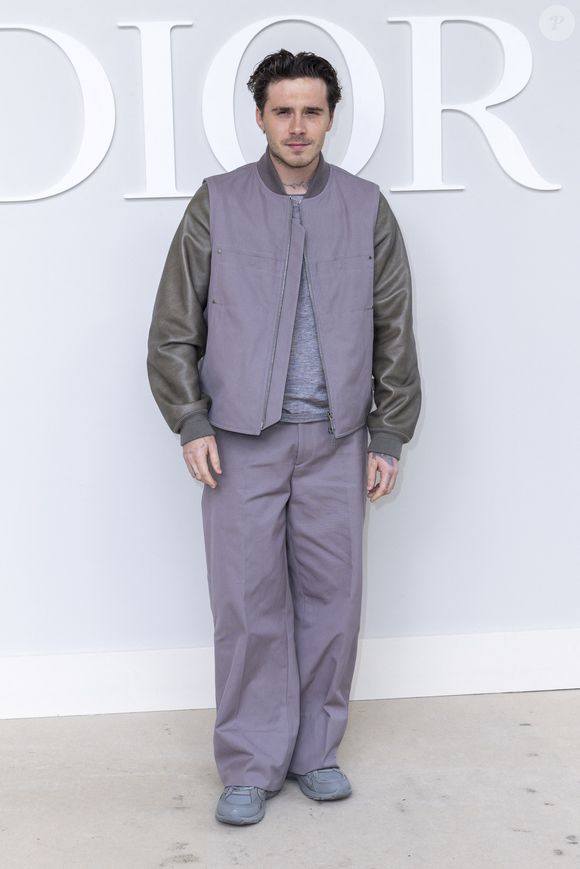Il affirme s’être senti “mal à l'aise et humilié” lors de la scène survenue devant 500 invités.

Brooklyn Beckham - Photocall du défilé DIOR "Collection Homme Prêt-à-Porter Printemps/Eté 2025" lors de la Fashion Week de Paris, le 21 juin 2024.
© Borde/Rindoff/Bestimage