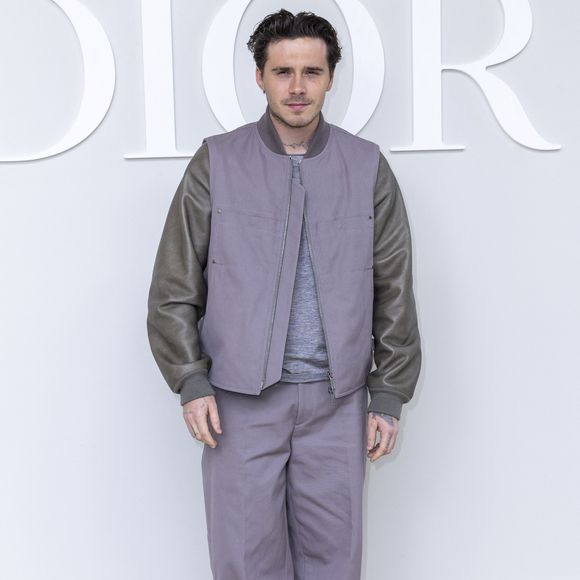Il affirme s’être senti “mal à l'aise et humilié” lors de la scène survenue devant 500 invités.

Brooklyn Beckham - Photocall du défilé DIOR "Collection Homme Prêt-à-Porter Printemps/Eté 2025" lors de la Fashion Week de Paris, le 21 juin 2024.
© Borde/Rindoff/Bestimage