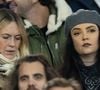 Il pourrait par ailleurs s'agir de la compagne chérie d'Hoshi puisque celle-ci est déjà apparue sur son compte Instagram il y a quelques jours alors qu'elles étaient en pleine escapade à Monaco.

Hoshi avec une amie dans les tribunes du match de football de qualification pour la coupe du monde 2026 opposant la France à Azerbaïdjan (3-0) au Parc des Princes à Paris, France, le 10 octobre 2025. © Cyril Moreau/Bestimage