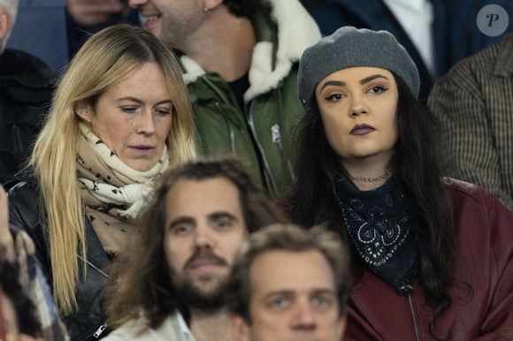 Il pourrait par ailleurs s'agir de la compagne chérie d'Hoshi puisque celle-ci est déjà apparue sur son compte Instagram il y a quelques jours alors qu'elles étaient en pleine escapade à Monaco. Hoshi avec une amie dans les tribunes du match de football de qualification pour la coupe du monde 2026 opposant la France à Azerbaïdjan (3-0) au Parc des Princes à Paris, France, le 10 octobre 2025. © Cyril Moreau/Bestimage