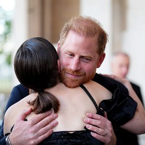 De son côté, princé Harry, lui, a fait sa première sortie publique lors une soirée dédiée aux Invictus Games où il est apparu détendu, posant devant les photographes.

Le prince Harry, duc de Sussex à la soirée d'inauguration des Invictus Spirit Awards, presenté by ATCO à Old Royal Naval College à Greenwich, Sud de Londres. Jeudi 17 septembre 2026. © Aaron Chown/PA Photo/Bestimage