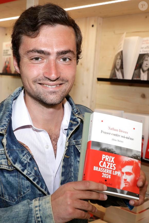 Nathan Devers est désormais sur France Info, France TV et France Culture

Nathan devers au Festival du Livre de Paris 2024 au Grand Palais Éphémère le 14 avril 2024. 
© Cédric Perrin / Bestimage