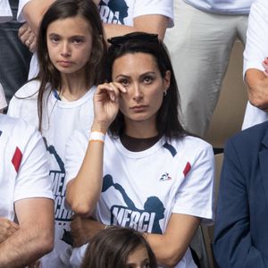 Clémentine, la compagne de R.Gasquet très émue - R.Gasquet reçoit les honneurs du court Philippe Chatrier pour le dernier match de sa carrière lors des Internationaux de France de Tennis de Roland Garros 2025, le 29 mai 2025, après 23 ans de carrière. Pour sa dernière rencontre, le Français s'est incliné face à l'Italien J.Sinner ((6-3, 6-0, 6-4).
© Moreau / Jacovides / Bestimage