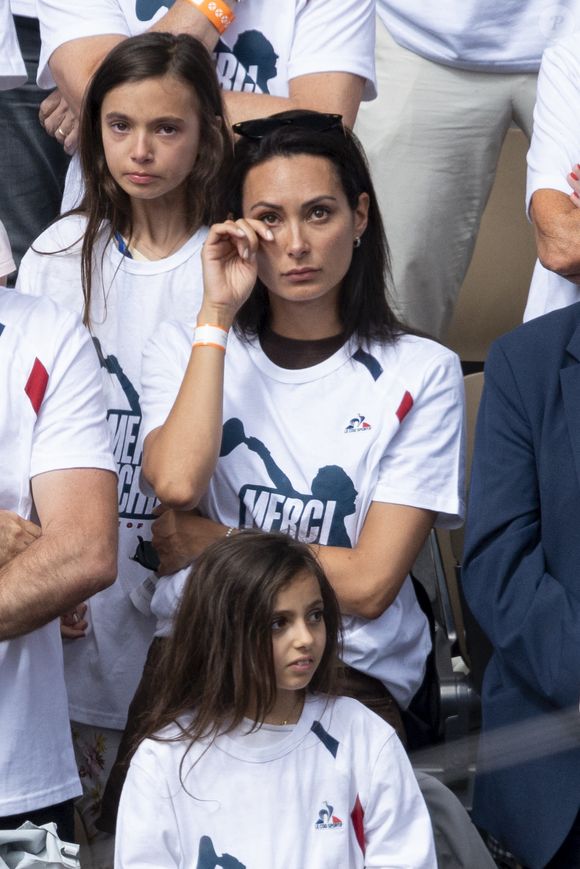 Clémentine, la compagne de R.Gasquet très émue - R.Gasquet reçoit les honneurs du court Philippe Chatrier pour le dernier match de sa carrière lors des Internationaux de France de Tennis de Roland Garros 2025, le 29 mai 2025, après 23 ans de carrière. Pour sa dernière rencontre, le Français s'est incliné face à l'Italien J.Sinner ((6-3, 6-0, 6-4).
© Moreau / Jacovides / Bestimage