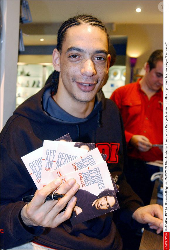 Le 5 mars 2003, Georges-Alain, concurrent de la Star Academy 2, à Bruxelles pour promouvoir son nouveau single Embrasse. © ABACA. 43017-2