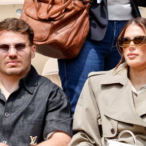Antoine Dupont et sa compagne Iris Mittenaere en tribunes lors de la finale messieurs des Internationaux de France de Tennis de Roland Garros 2025 (jour 15), à Paris, France, le 8 juin 2025. © Cyril Moreau/Bestimage