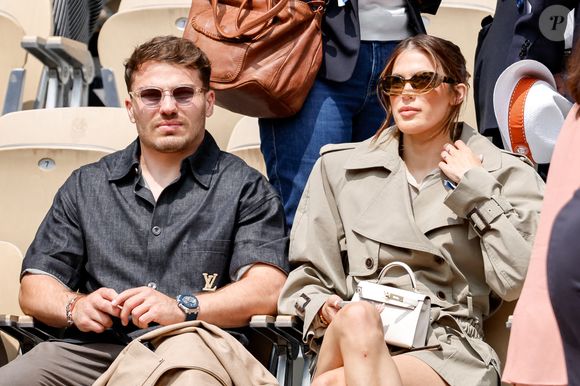 Antoine Dupont et sa compagne Iris Mittenaere en tribunes lors de la finale messieurs des Internationaux de France de Tennis de Roland Garros 2025 (jour 15), à Paris, France, le 8 juin 2025. © Cyril Moreau/Bestimage