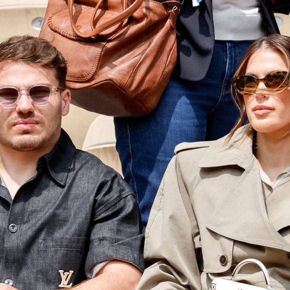 Antoine Dupont et sa compagne Iris Mittenaere en tribunes lors de la finale messieurs des Internationaux de France de Tennis de Roland Garros 2025 (jour 15), à Paris, France, le 8 juin 2025. © Cyril Moreau/Bestimage