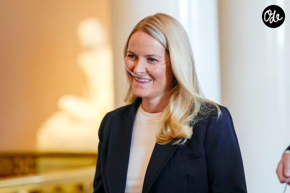 La famille royale norvégienne accueille les athlètes au palais royal à Oslo, après les Jeux Paralympiques 2026 de Milan Cortina, le 10 avril 2026. La princesse M.M. de Norvège était équipée ce jour-là d'un appareil à oxygène. NTB / Bestimage